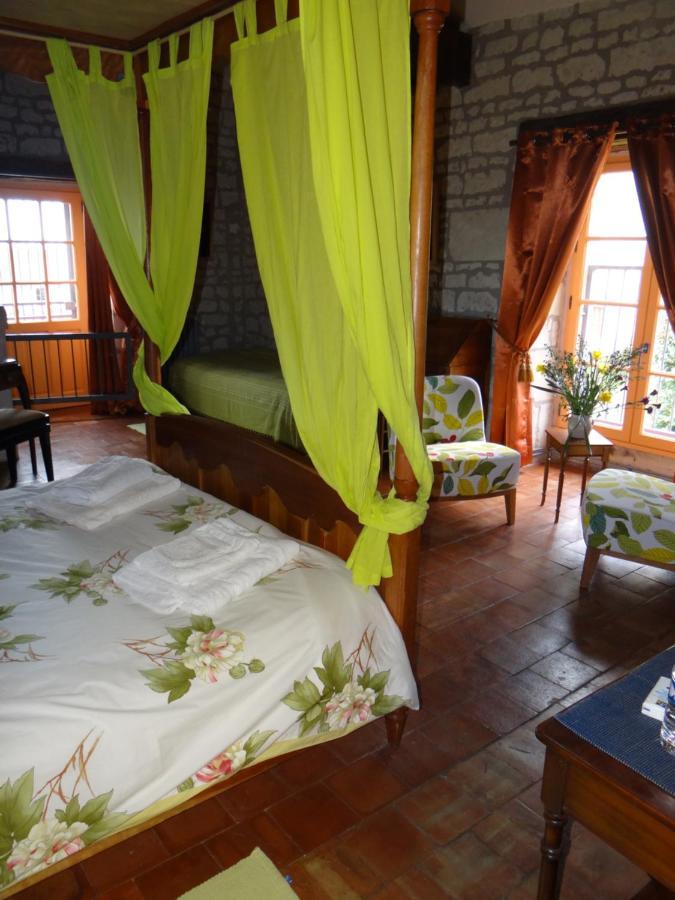 Gite Du Manoir Des Roches Saires Exterior foto